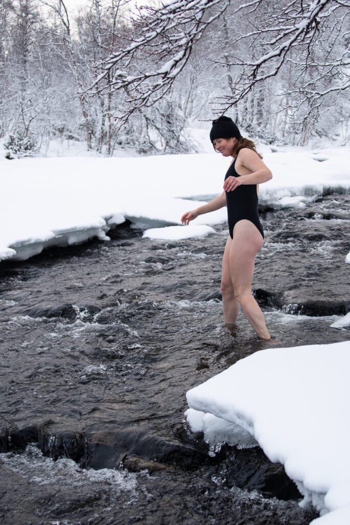 Kallbad i Tänndalen att bada i iskallt vatten