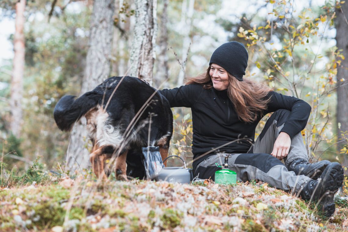 Wilda Nilsson koka kaffe i skogen med hunden