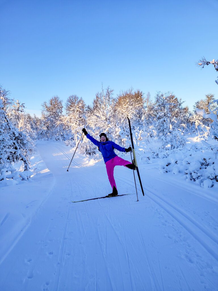 Wilda Nilsson åker längdskidor i Funäsfjällen