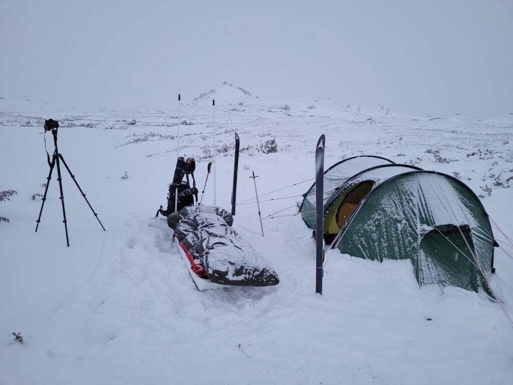 Tält och skidor på fjället