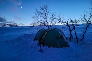 Tälta på vintern och håll värme i friluftsliv
