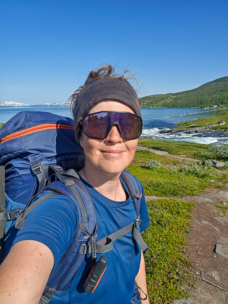 Wilda Nilsson med sin Garmin InReach GPS med nödsändare på vandring i Padjelanta