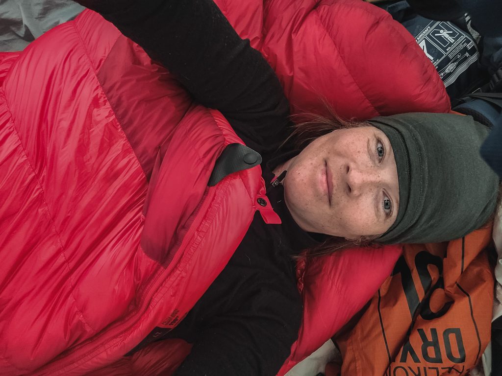 Wilda Nilsson i röd sovsäck i tältet