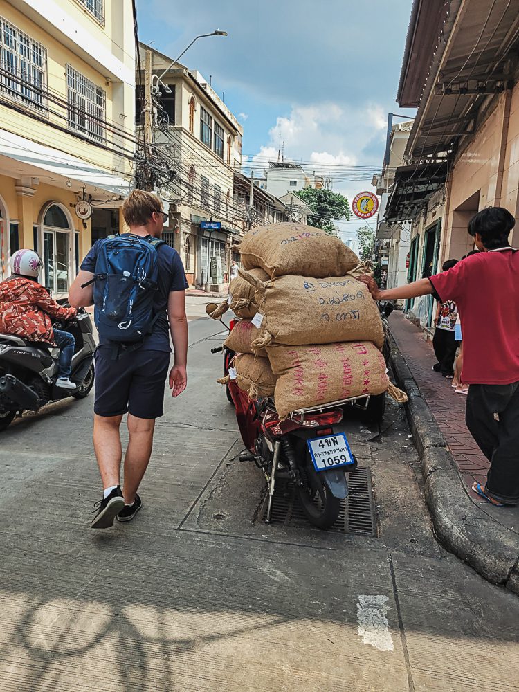Moppe lastad med kryddor i Chinatown Bangkok