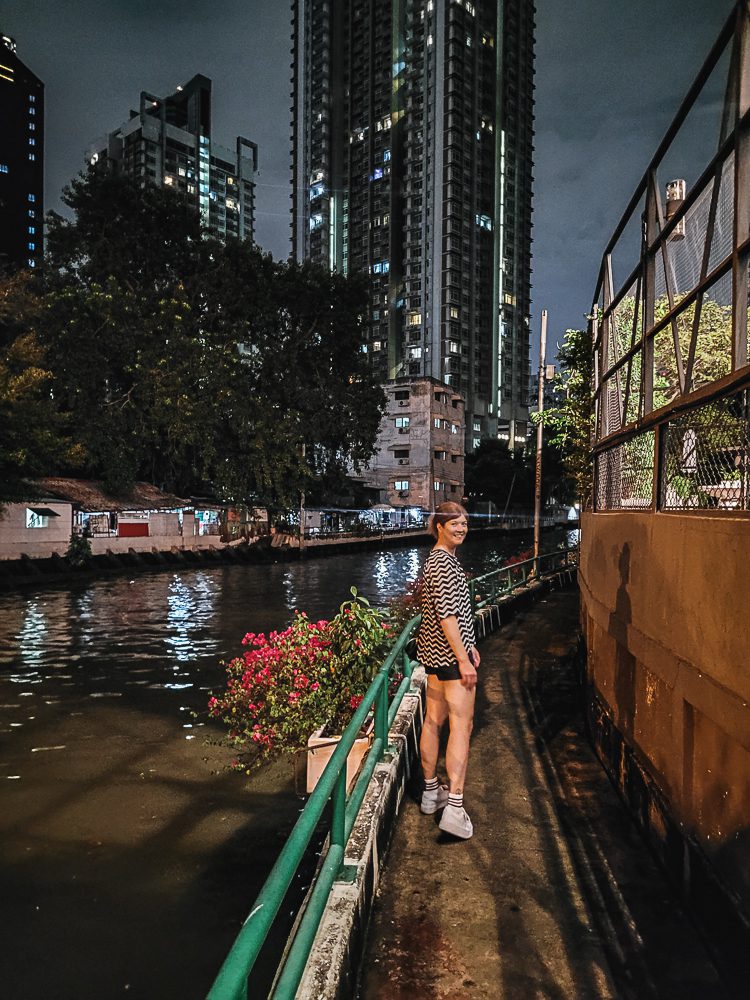 Promenad längs floden i Bangkok