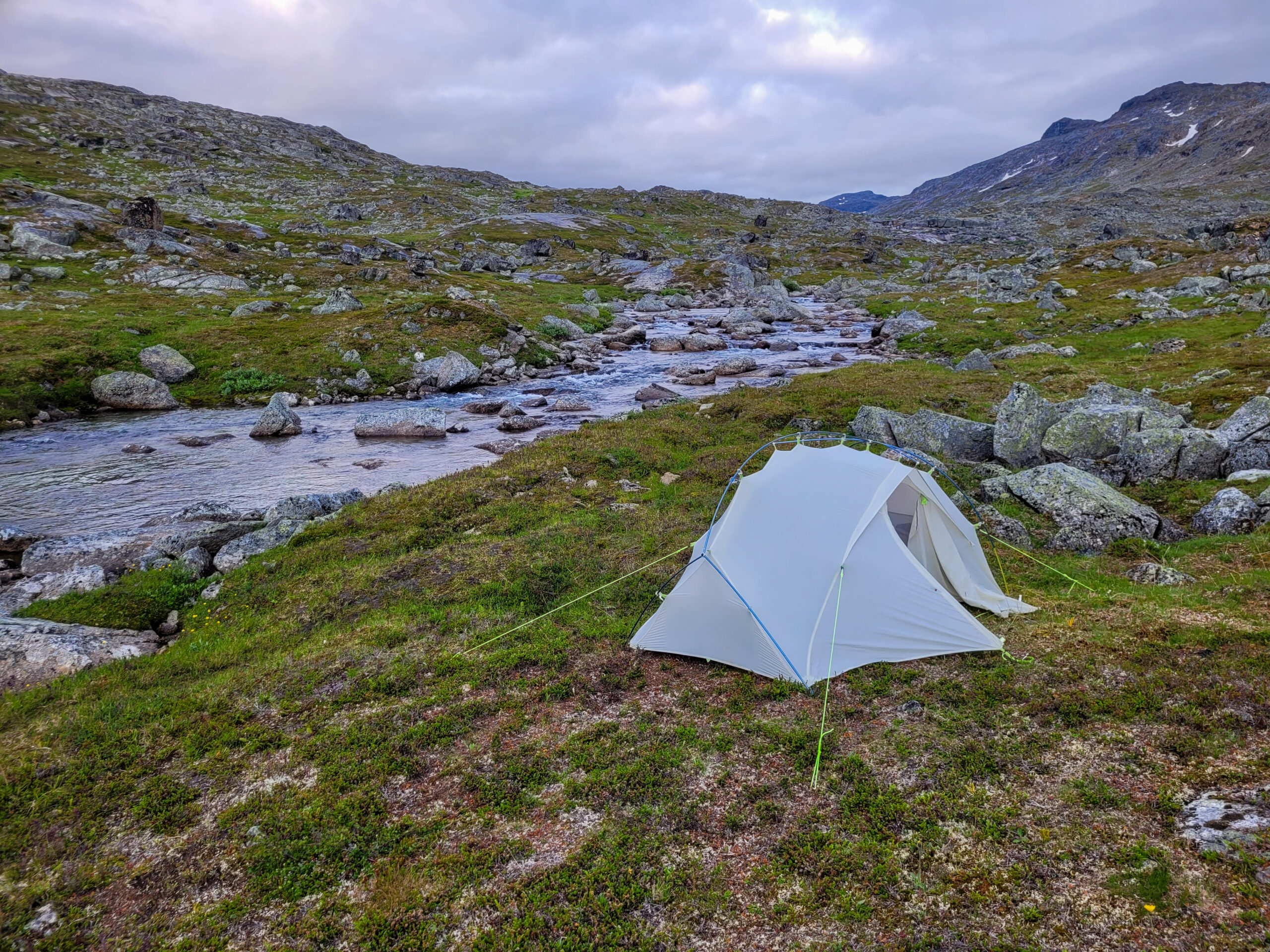 Tält vid riksgränsen mot Norge i Lappland