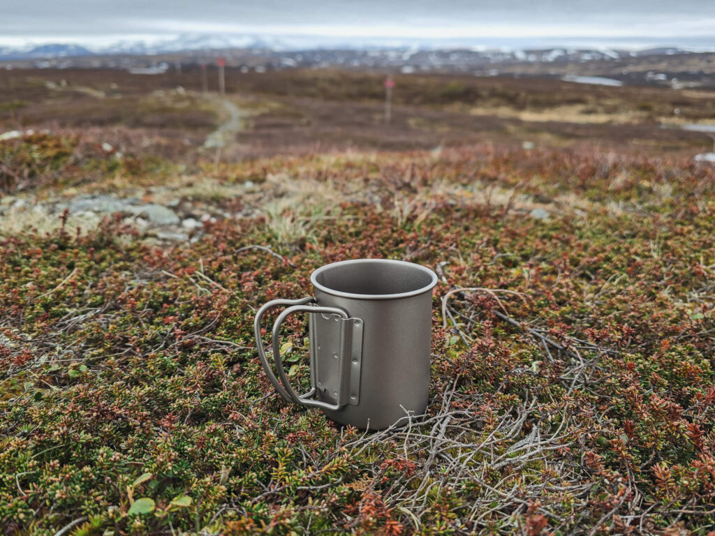 Titanmugg för kaffe på fjällvandring