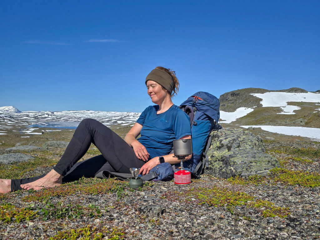 Wilda Nilsson tar kafferast på fjällvandirng mellan Neasketvaggi och Hukejaure.