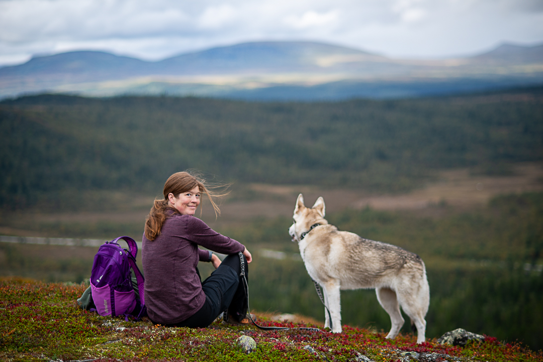 Wilda Nilsson med hund på Anåfjället i Funäsfjällen, Wilda i underställ från Ullmax