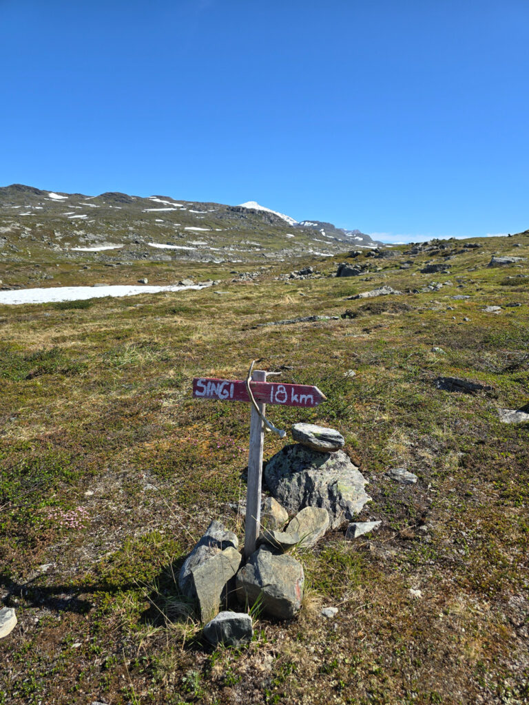 Skylt vid Neasketvaggi, 18 km till Singi.