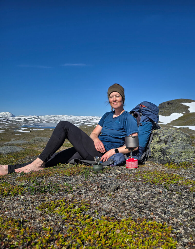 Wilda Nilsson tar kafferast på fjällvandring i Lappland.