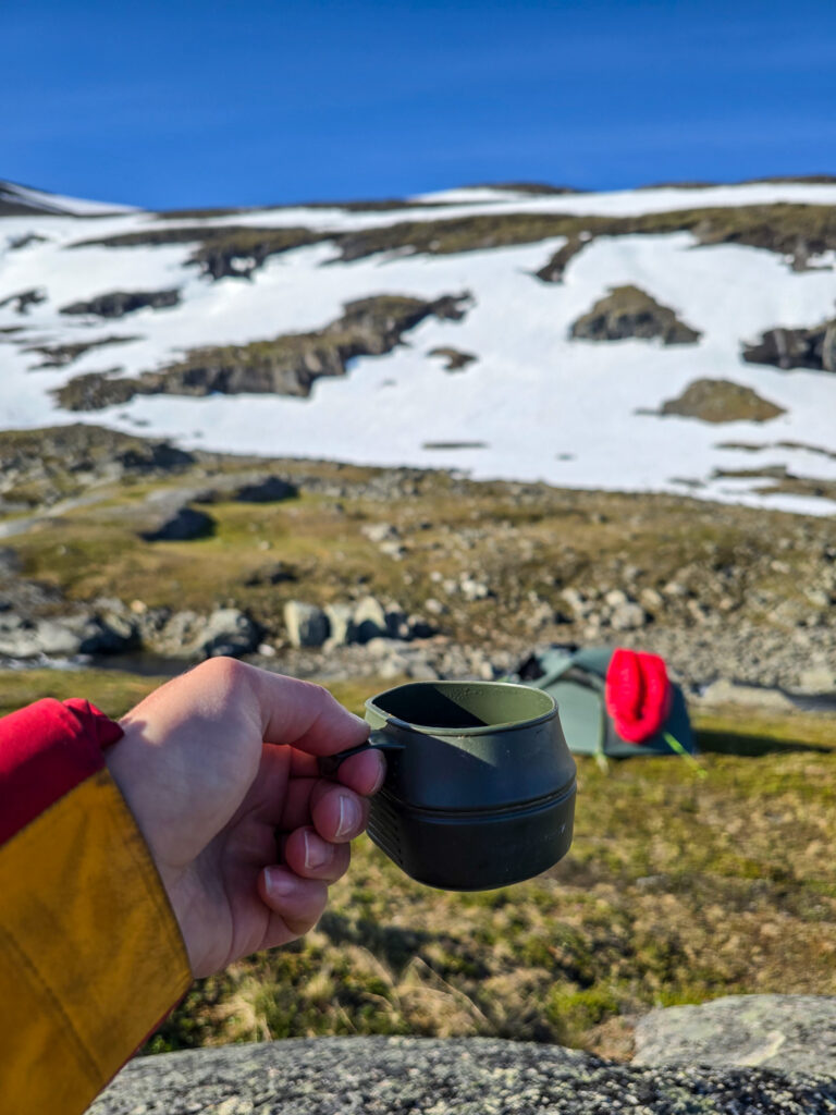 vikkåsa med kaffe vid tältet på fjällvandring