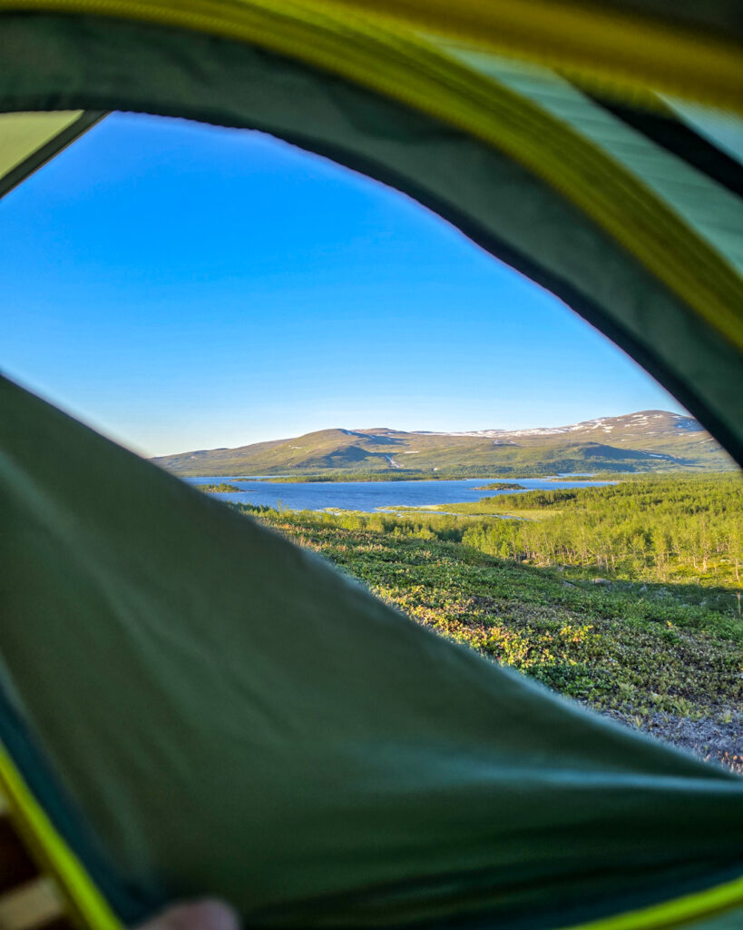 Utsikt från tältet på fjällvandring