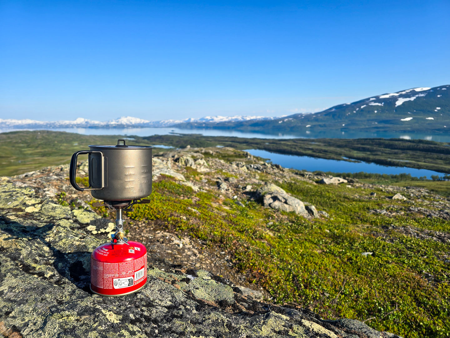 Koka vatten på stormkök i Padjelanta