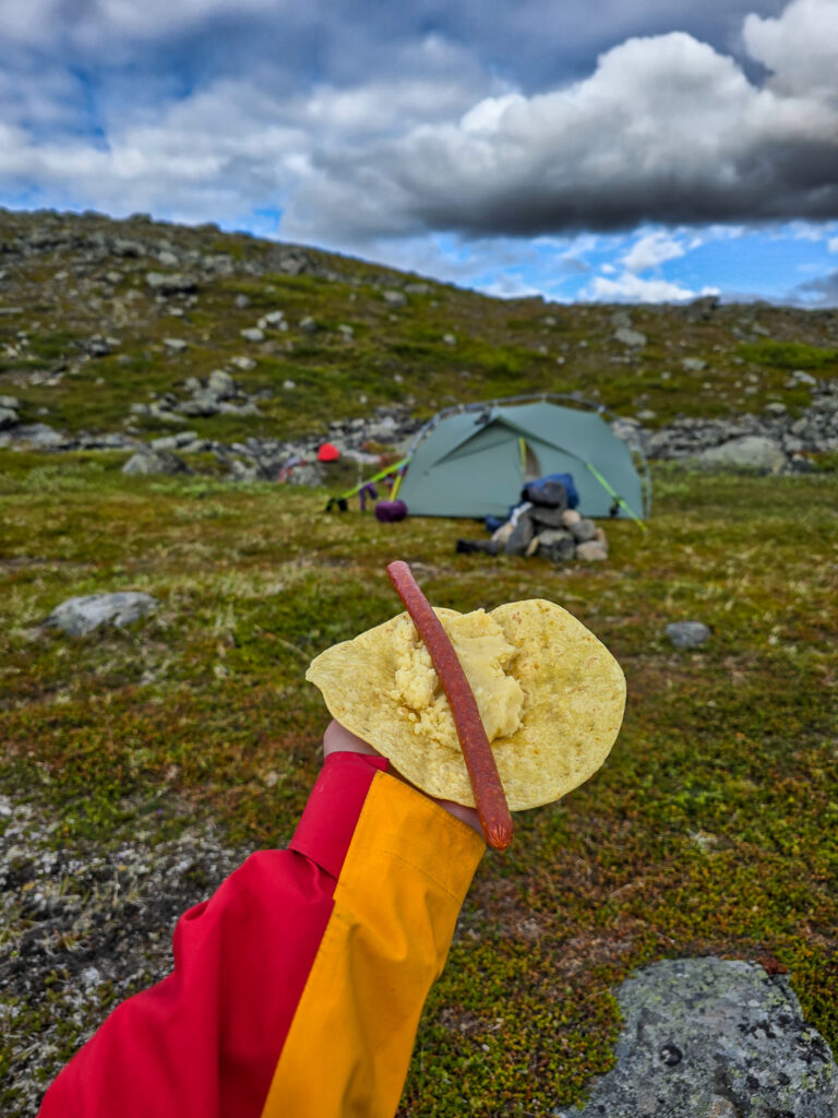 Korv med tortilliabröd och potatismos på vandring