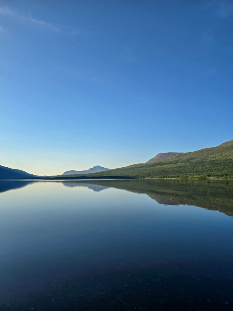 Sjön Tarraure i Tarradalen på morgonen