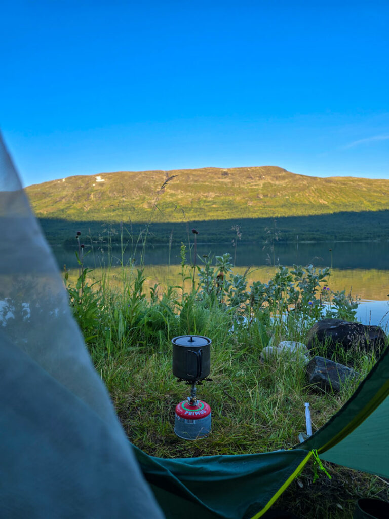 Koka vatten på stormkök i Tarradalen