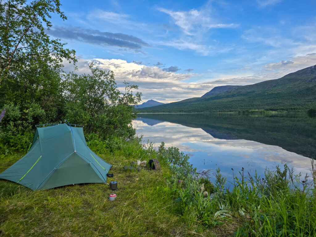 Tarreaure tälta vid sjön på Padjelantaleden