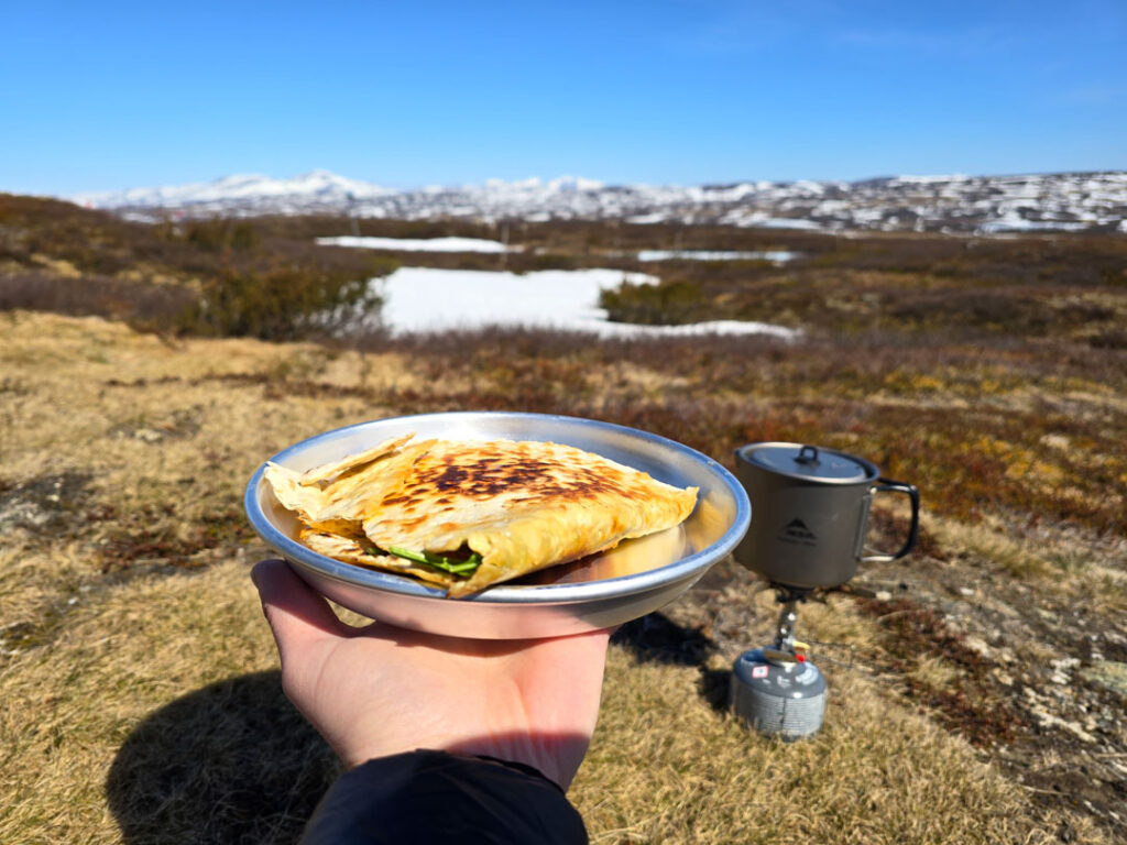 Varm macka på dagstur på fjället