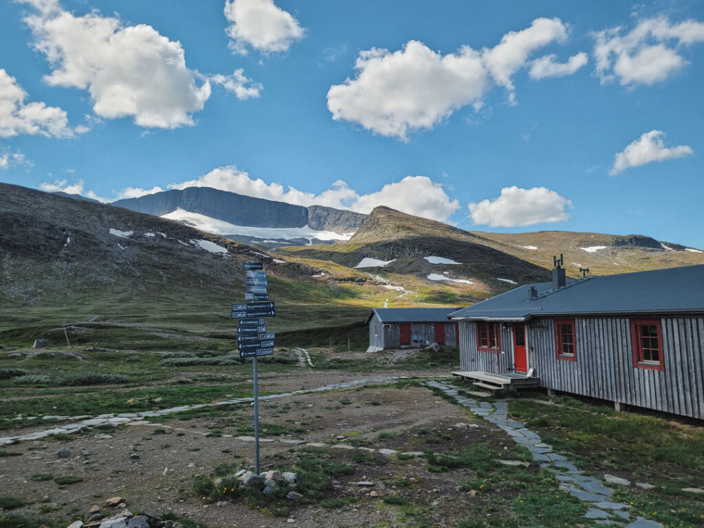 Helags fjällstation med glaciär i bakgrunden