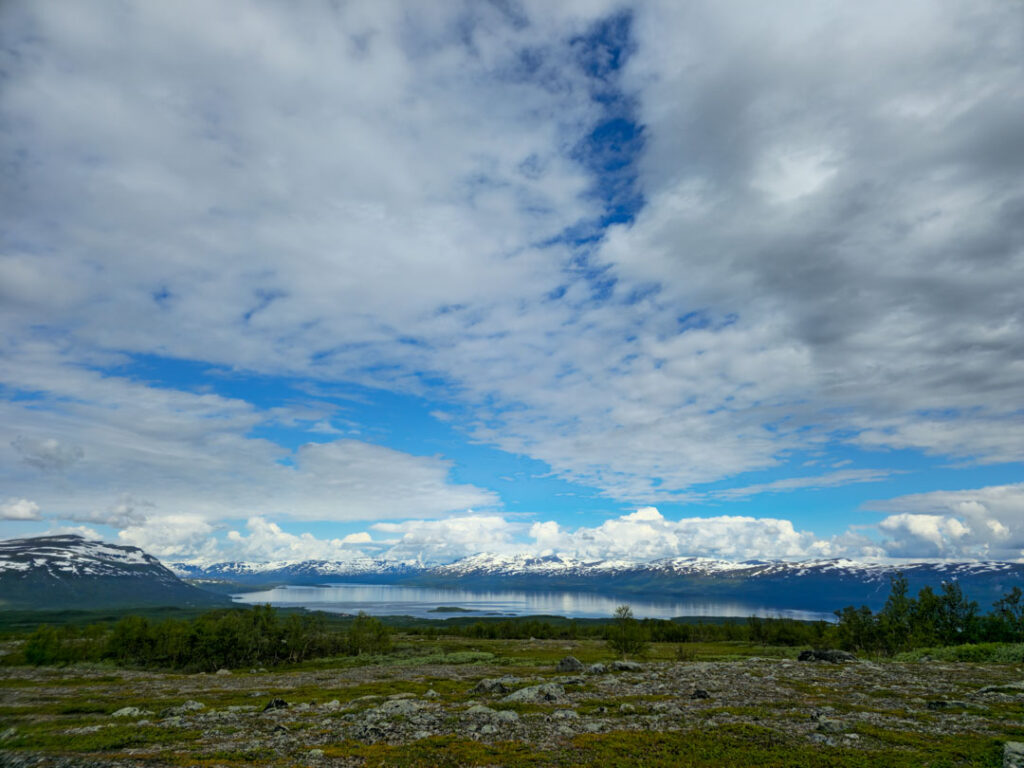 Fjällvandring från Abisko till Lapporten_ Čuonjávággi utsikt mot Torneträsk