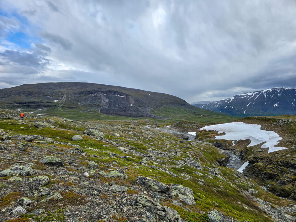 Ravinen vid Nissonvággijohka i Lapplandsfjällen på fjällvandring