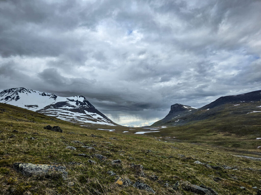Regnmoln över Lapporten sett söderifrån