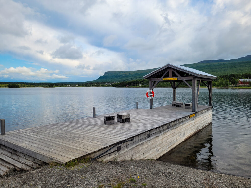 Brygga vid Kyrkans fjällgård i Jäckvik