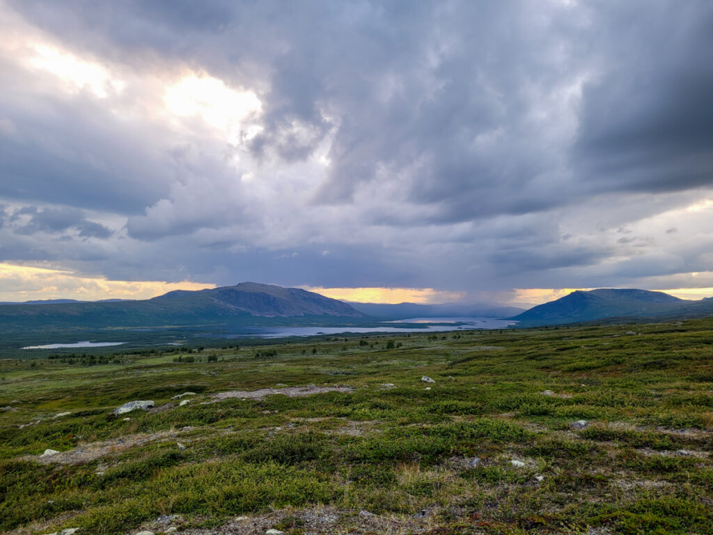 Fjällvandring över Gásakláhko på Kungsleden