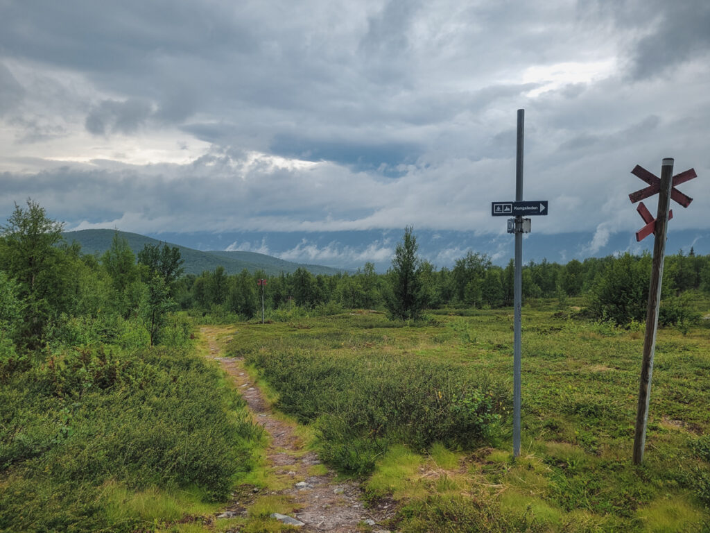 Kungsleden skylt och ledkryss på fjället