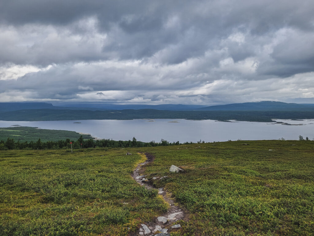 Sjön Riebnes som korsas med båt till Vuonatjviken på Kungsleden