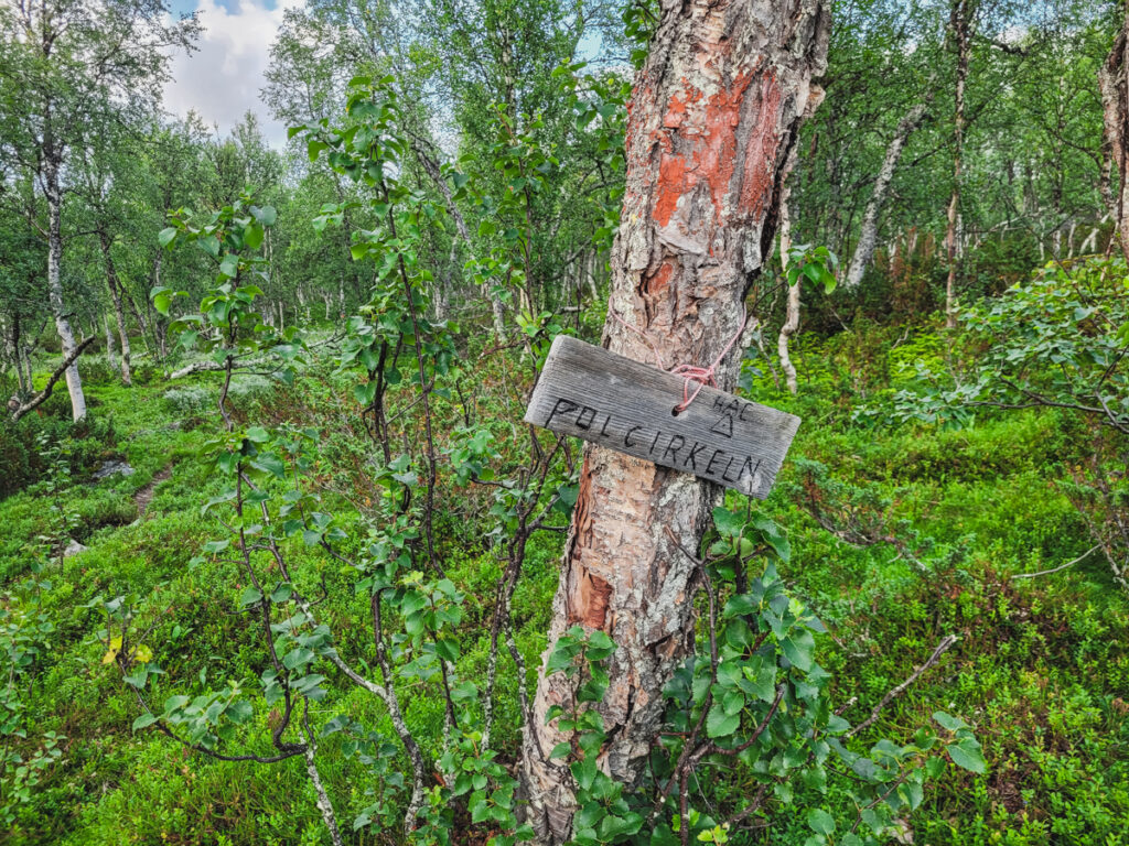 Skylt med Polcirkeln på Kungsleden