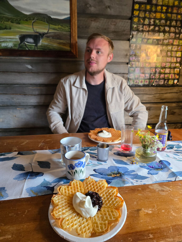 Äta våffla på Nya Jonssons i Bruksvallarna
