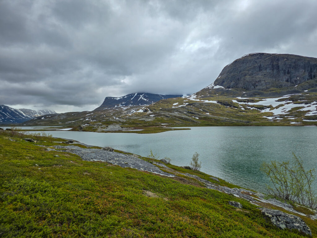Vandring längs Alesjaure