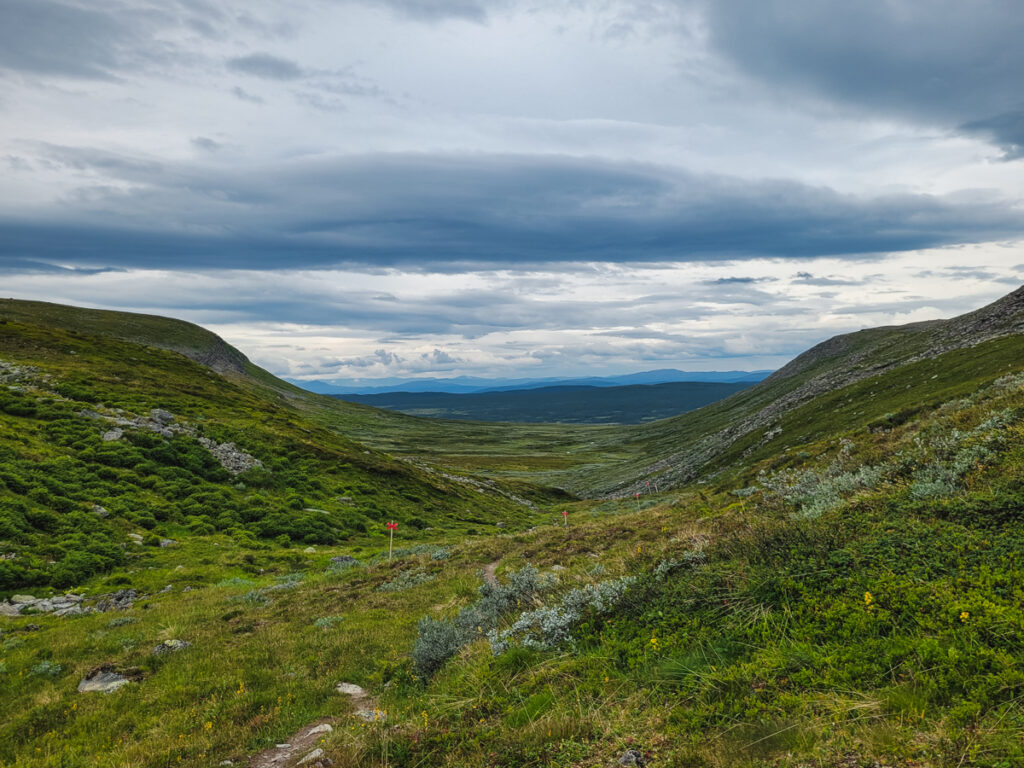 Vandring ner mot Tsielekjåkkstugan på Kungsleden
