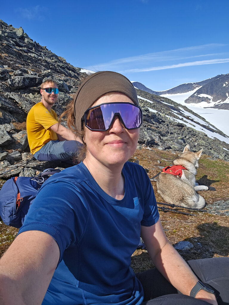 Wilda Nilsson på fjällvandring med hund i Mårmapasset