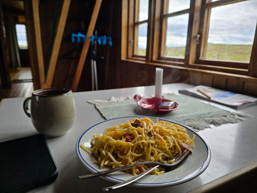 pasta med ostsås i STF fjällstuga Storrödtjärn-2