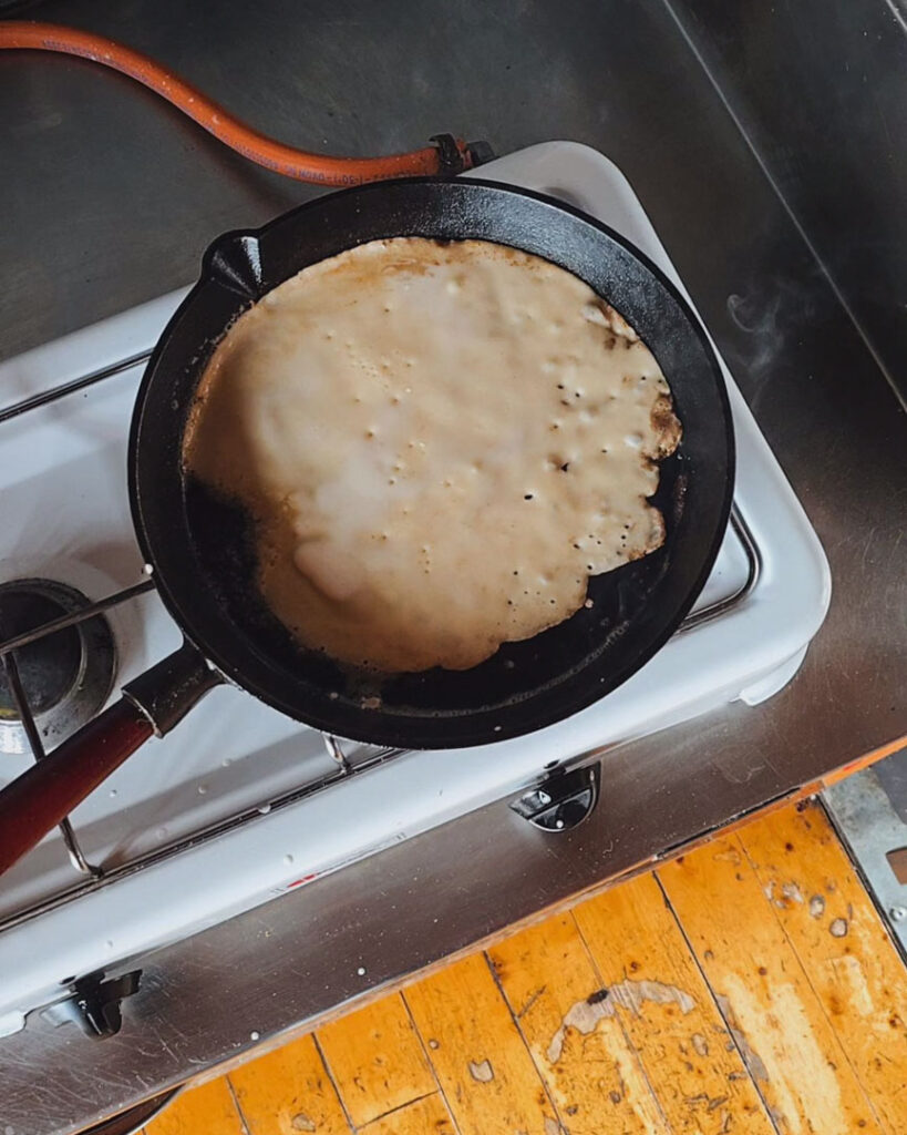 steka pannkaka i STF fjällstuga Storrödtjärn