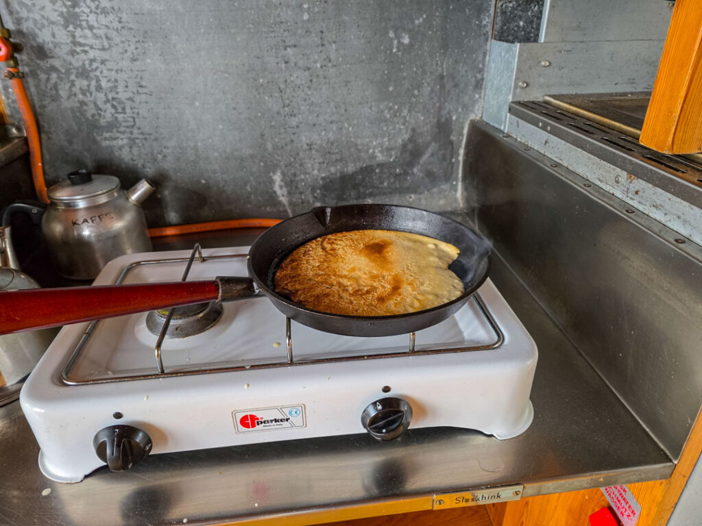 steka pannkaka på gasolkök i STF fjällstuga Storrödtjärn